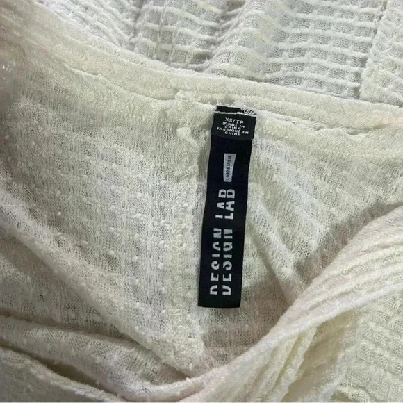 Design Lab Cold Shoulder Top - Picture 4 of 5